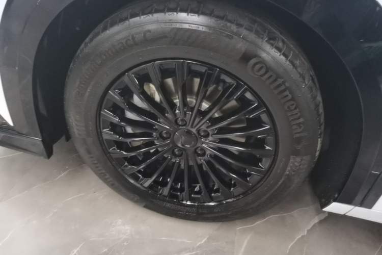 Used Denza D9 2024 DM-i 980 Four-Wheel Drive Prestige Model Left Front Wheel Hub