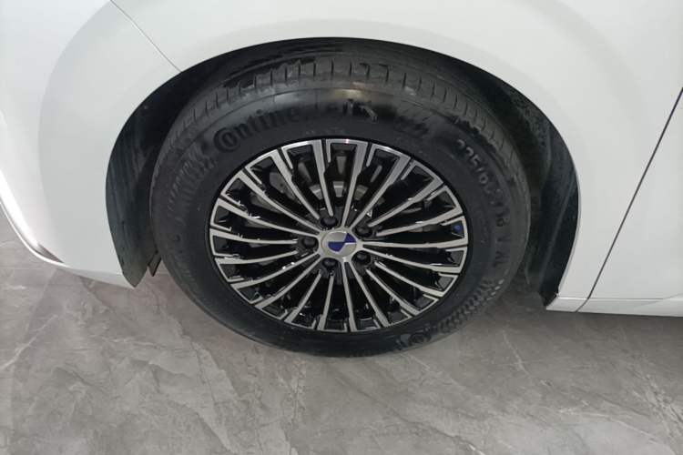Used Denza D9 2024 DM-i 980 Four-Wheel Drive Prestige Model Left Front Wheel Hub
