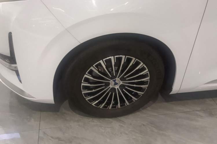 Used Denza D9 2024 DM-i 980 Four-Wheel Drive Prestige Model Left Front Wheel Hub