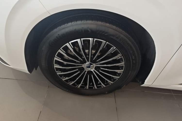 Used Denza D9 2024 DM-i 980 Four-Wheel Drive Prestige Model Left Front Wheel Hub