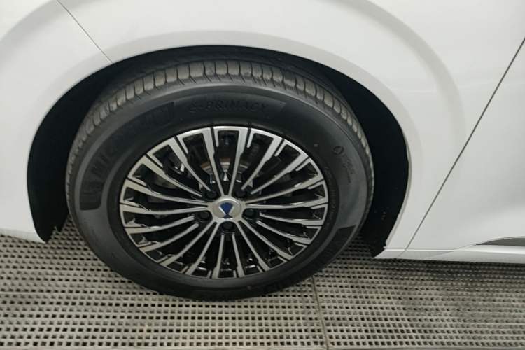 Used Denza D9 2024 DM-i 1050 Luxury Model Left Front Wheel Hub