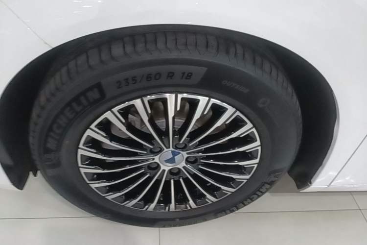 Used Denza D9 2024 DM-i 980 Four-Wheel Drive Prestige Model Left Front Wheel Hub