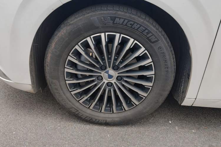 Used Denza D9 2024 DM-i 1050 Luxury Model Left Front Wheel Hub