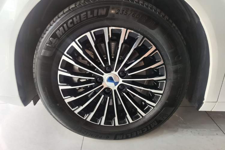 Used Denza D9 2024 DM-i 980 Four-Wheel Drive Prestige Model Left Front Wheel Hub