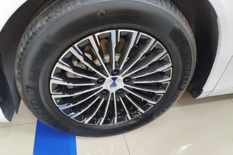 Used Denza D9 2024 DM-i 980 Four-Wheel Drive Prestige Model Left Front Wheel Hub
