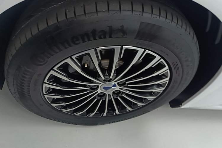 Used Denza D9 2024 DM-i 980 Four-Wheel Drive Flagship Model Left Front Wheel Hub