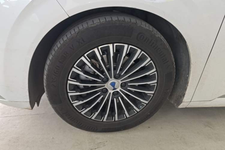 Used Denza D9 2024 DM-i 970 Luxury Model Left Front Wheel Hub