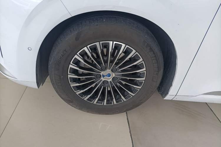 Used Denza D9 2024 DM-i 980 Four-Wheel Drive Flagship Model Left Front Wheel Hub