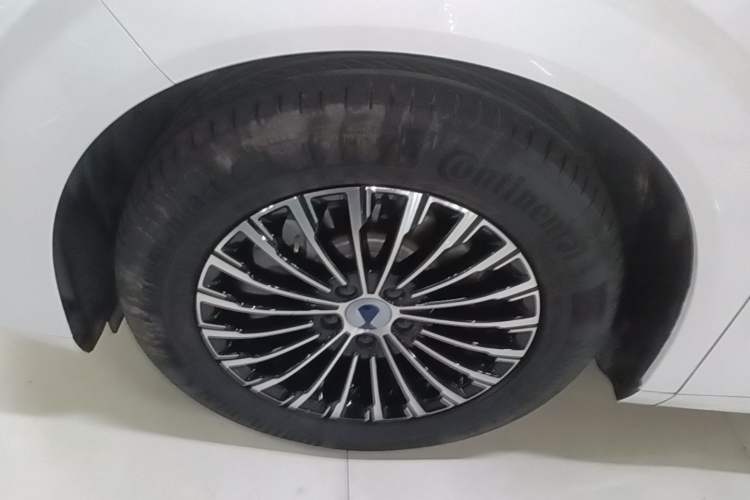 Used Denza D9 2024 DM-i 980 Four-Wheel Drive Prestige Model Left Front Wheel Hub