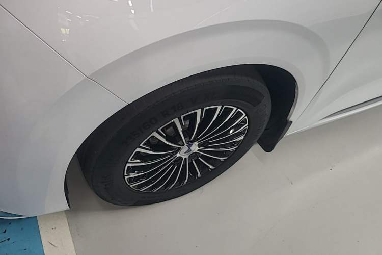 Used Denza D9 2024 EV 600 Four-Wheel Drive Prestige Model Left Front Wheel Hub
