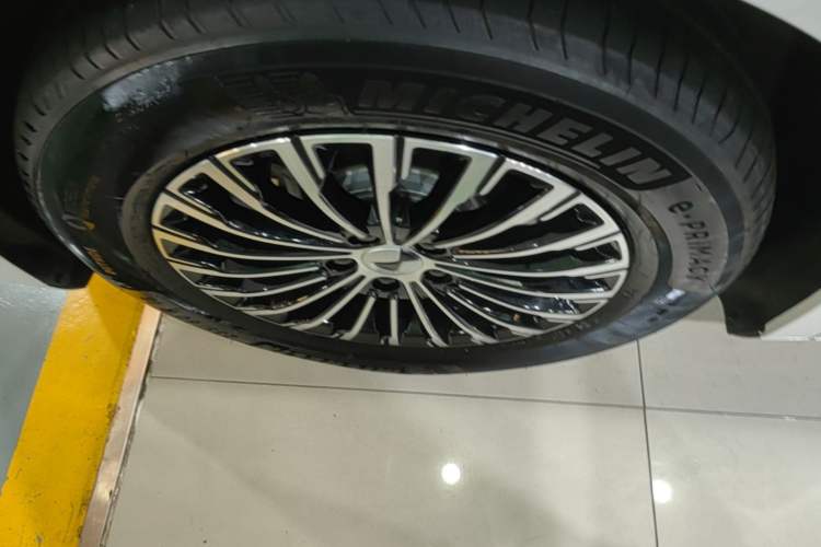 Used Denza D9 2024 DM-i 1050 Luxury Model Left Front Wheel Hub
