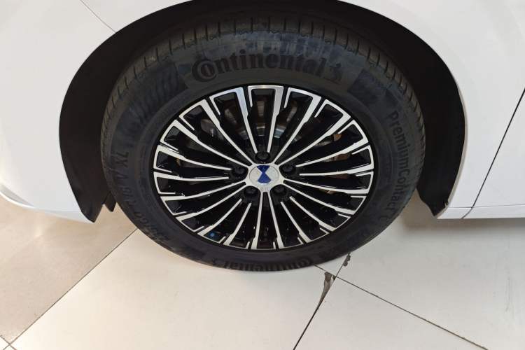 Used Denza D9 2024 DM-i 1050 Luxury Model Left Front Wheel Hub