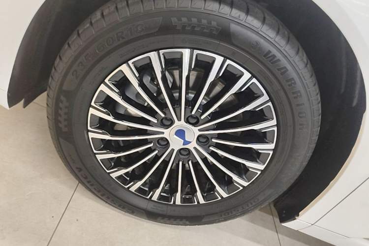 Used Denza D9 2024 DM-i 980 Four-Wheel Drive Prestige Model Left Front Wheel Hub