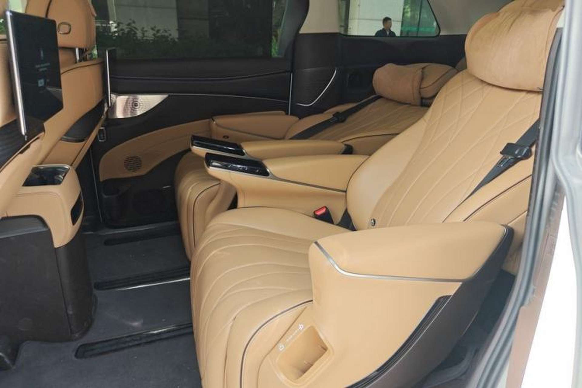 Used Denza D9 2024 EV 600 Four-Wheel-Drive Flagship Model Left Rear Seat