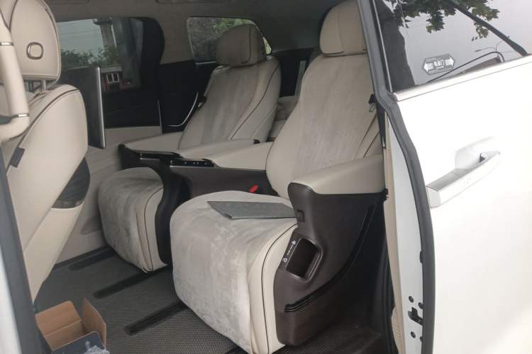 Used Denza D9 2024 DM-i 980 Four-Wheel Drive Flagship Model Left Rear Seat