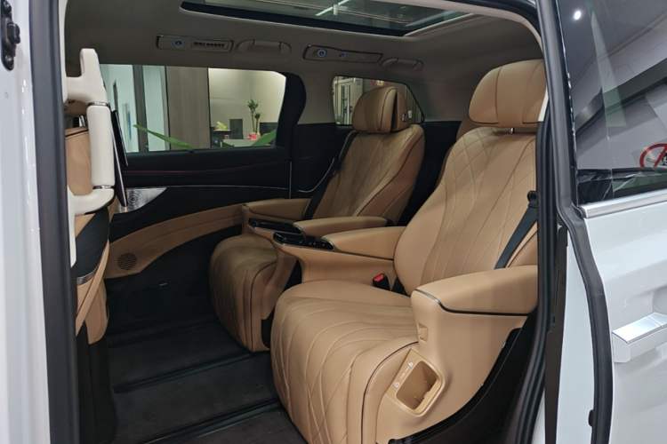 Used Denza D9 2024 DM-i 980 Four-Wheel Drive Prestige Model Left Rear Seat
