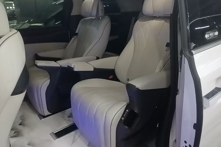 Used Denza D9 2024 DM-i 980 Four-Wheel Drive Prestige Model Left Rear Seat