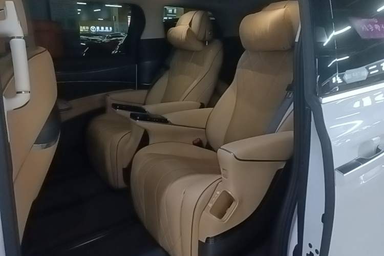 Used Denza D9 2024 DM-i 980 Four-Wheel Drive Prestige Model Left Rear Seat