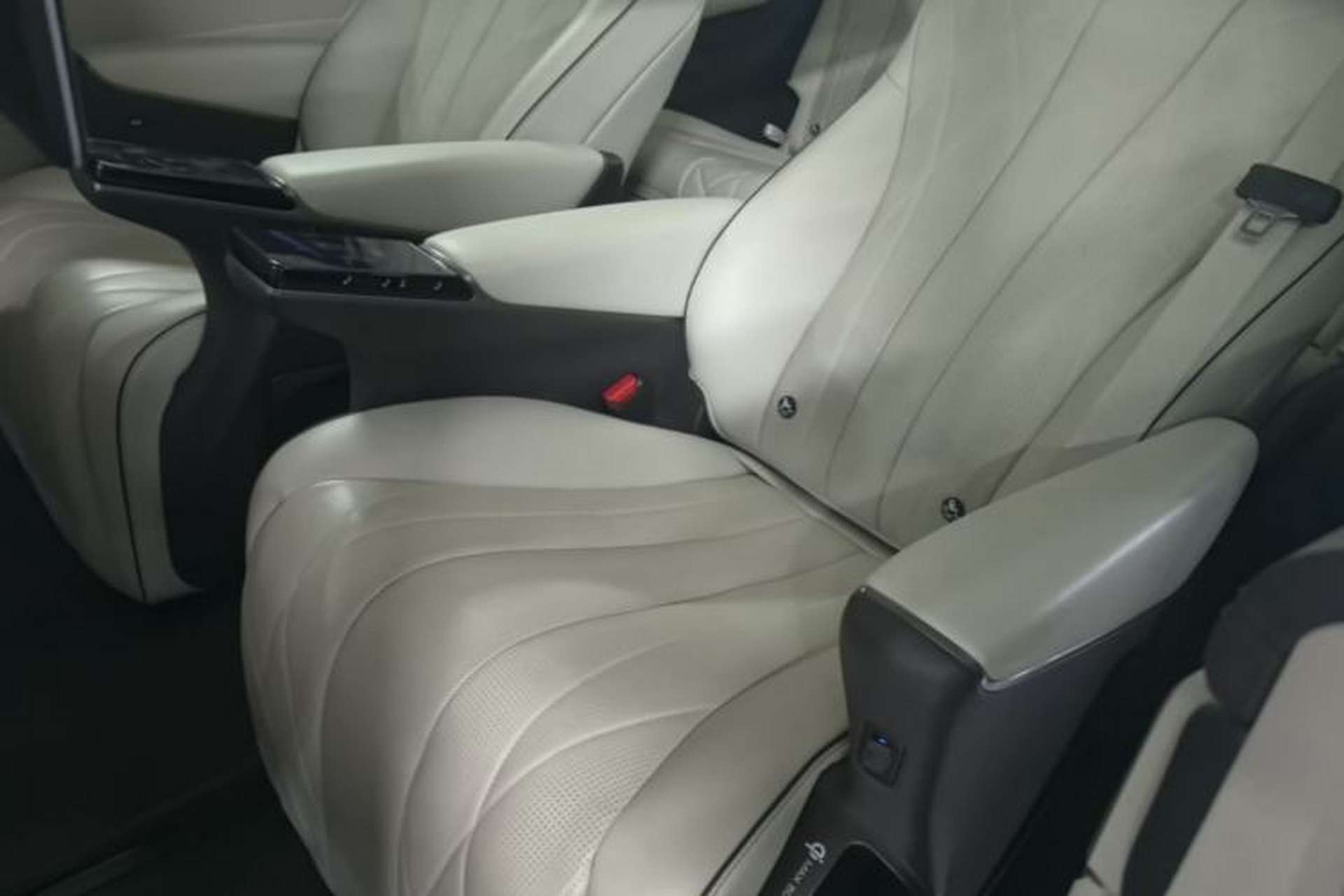 Used Denza D9 2024 DM-i 980 Four-Wheel Drive Flagship Model Left Rear Seat