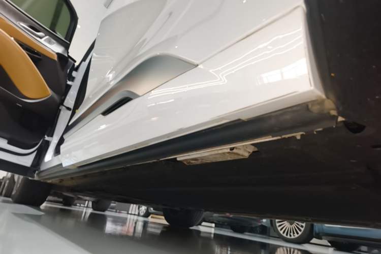 Used Denza D9 2024 DM-i 1050 Luxury Model Left Side Sill