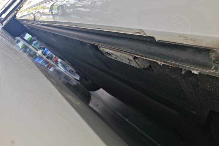 Used Denza D9 2024 DM-i 1050 Luxury Model Left Side Sill