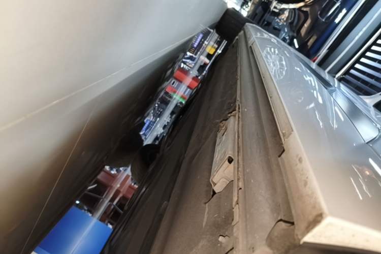 Used Denza D9 2024 DM-i 980 Four-Wheel Drive Prestige Model Left Side Sill