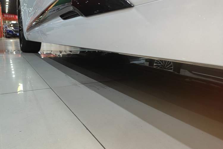 Used Denza D9 2024 DM-i 1050 Luxury Model Left Side Sill