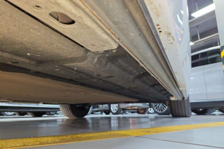 Used Denza D9 2024 DM-i 1050 Luxury Model Left Side Sill