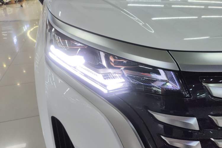 Used Denza D9 2024 DM-i 970 Luxury Model Right Front Headlight