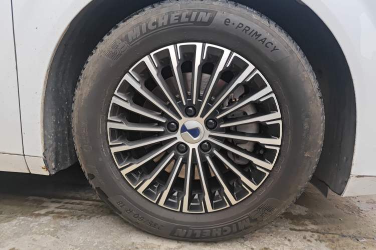 Used Denza D9 2024 DM-i 970 Luxury Model Right Front Wheel Hub