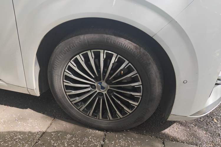 Used Denza D9 2024 EV 600 Four-Wheel-Drive Flagship Model Right Front Wheel Hub