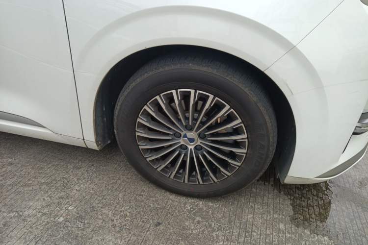 Used Denza D9 2024 DM-i 980 Four-Wheel Drive Prestige Model Right Front Wheel Hub