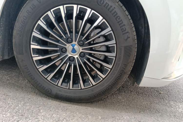 Used Denza D9 2024 DM-i 1050 Luxury Model Right Front Wheel Hub