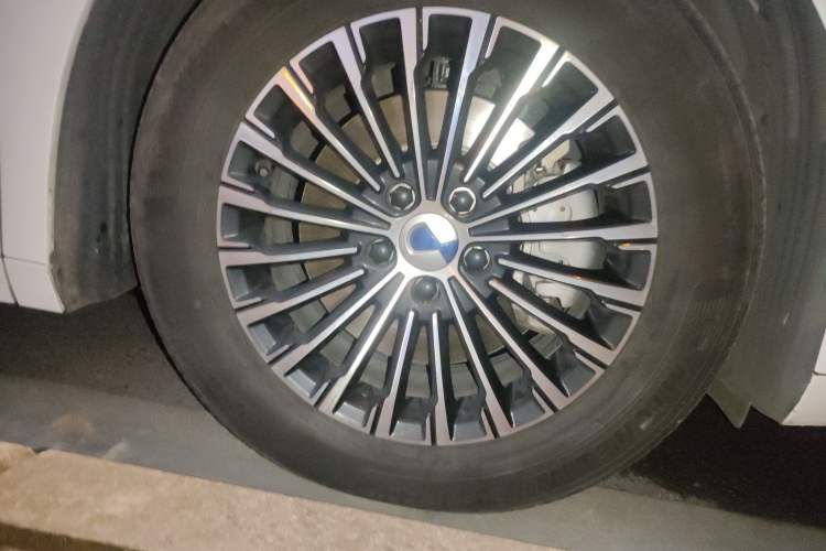 Used Denza D9 2024 DM-i 980 Four-Wheel Drive Flagship Model Right Front Wheel Hub