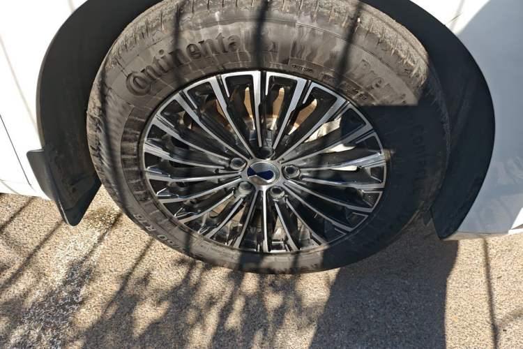 Used Denza D9 2024 DM-i 1050 Luxury Model Right Front Wheel Hub
