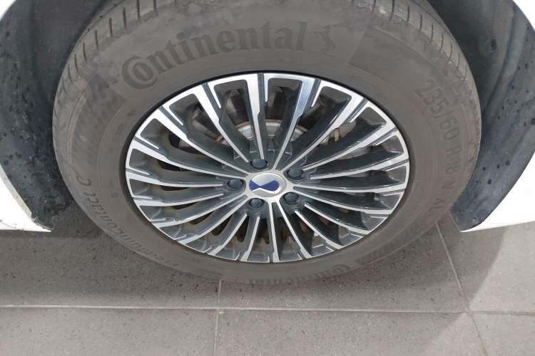 Used Denza D9 2024 DM-i 980 Four-Wheel Drive Flagship Model Right Front Wheel Hub