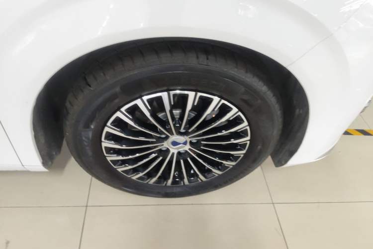 Used Denza D9 2024 DM-i 970 Luxury Model Right Front Wheel Hub