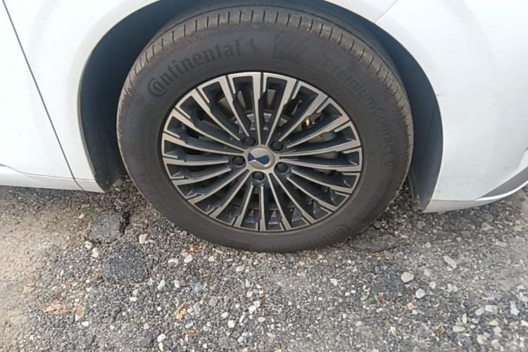 Used Denza D9 2024 DM-i 1050 Luxury Model Right Front Wheel Hub