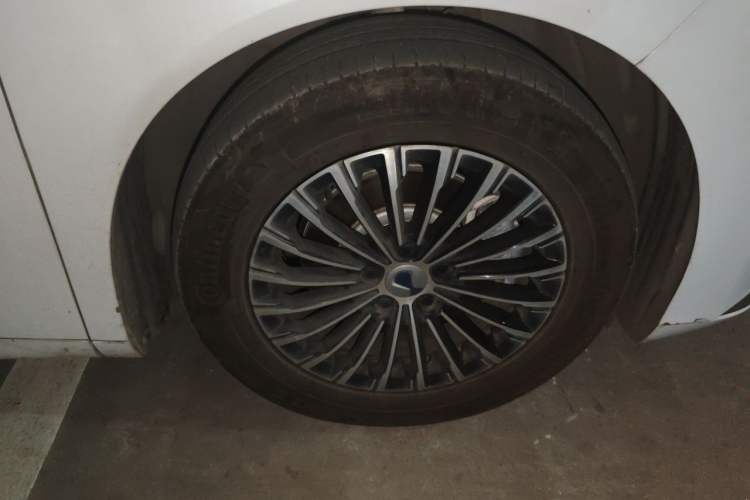 Used Denza D9 2024 DM-i 1050 Luxury Model Right Front Wheel Hub