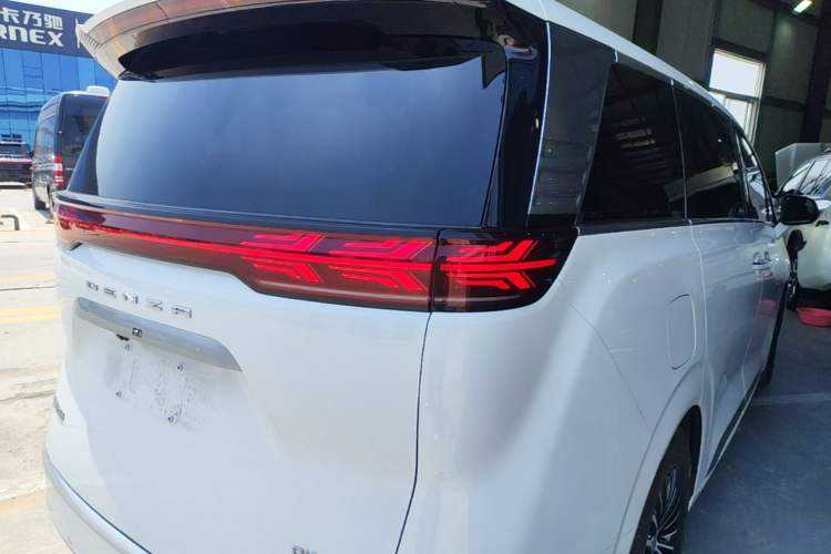 Used Denza D9 2024 DM-i 980 Four-Wheel Drive Flagship Model Right Rear Taillight