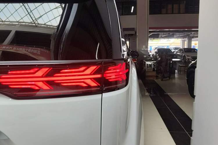 Used Denza D9 2024 DM-i 980 Four-Wheel Drive Flagship Model Right Rear Taillight