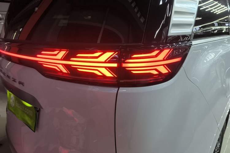 Used Denza D9 2024 DM-i 980 Four-Wheel Drive Prestige Model Right Rear Taillight