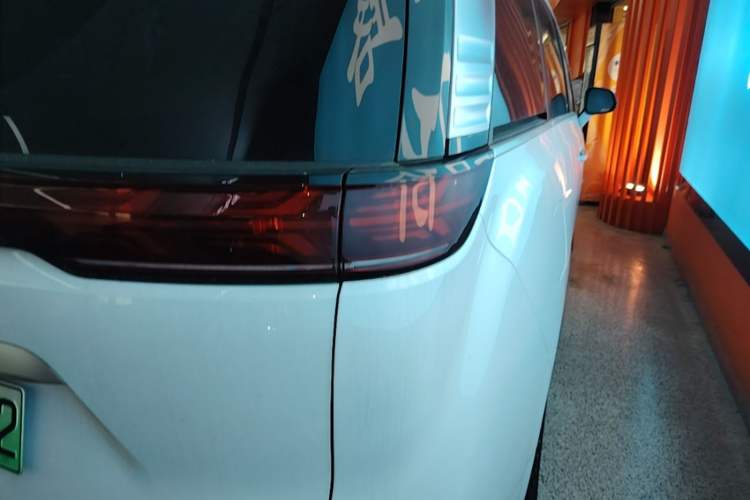 Used Denza D9 2024 DM-i 980 Four-Wheel Drive Prestige Model Right Rear Taillight
