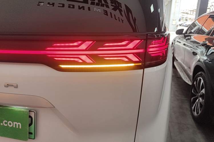 Used Denza D9 2024 DM-i 980 Four-Wheel Drive Prestige Model Right Rear Taillight