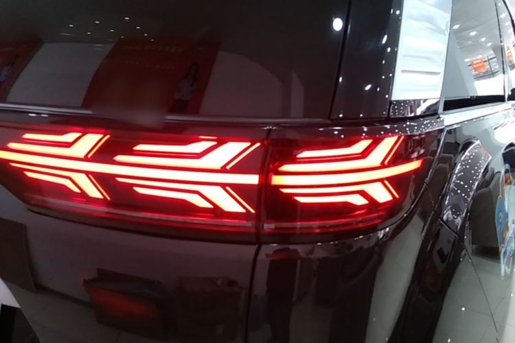 Used Denza D9 2024 DM-i 980 Four-Wheel Drive Prestige Model Right Rear Taillight