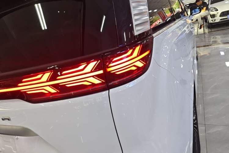 Used Denza D9 2024 DM-i 1050 Luxury Model Right Rear Taillight