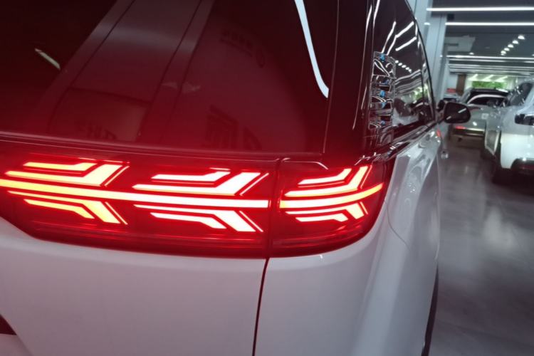 Used Denza D9 2024 DM-i 980 Four-Wheel Drive Prestige Model Right Rear Taillight