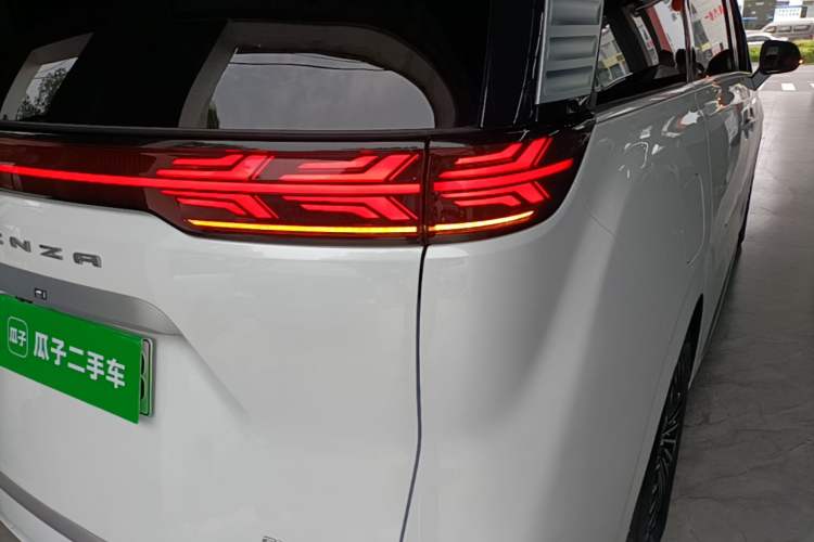 Used Denza D9 2024 DM-i 980 Four-Wheel Drive Prestige Model Right Rear Taillight