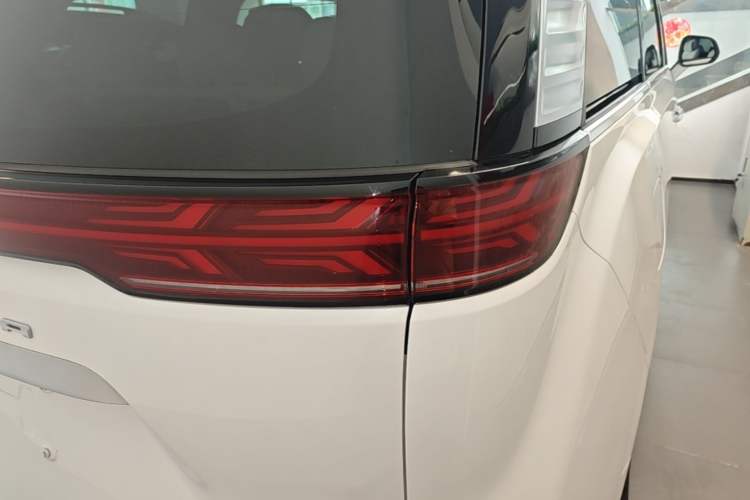 Used Denza D9 2024 DM-i 980 Four-Wheel Drive Prestige Model Right Rear Taillight