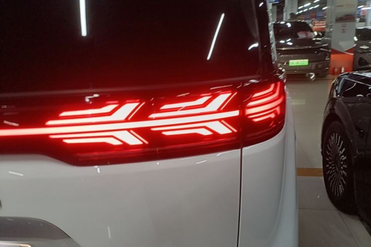 Used Denza D9 2024 DM-i 980 Four-Wheel Drive Prestige Model Right Rear Taillight